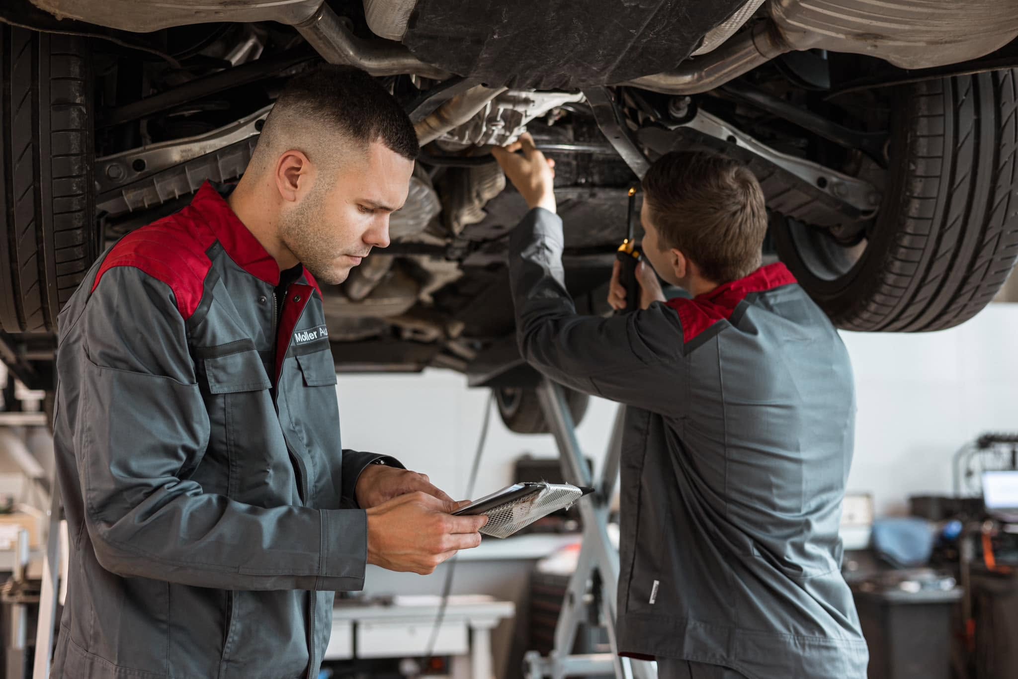 Mehed teevad auto hooldustöid