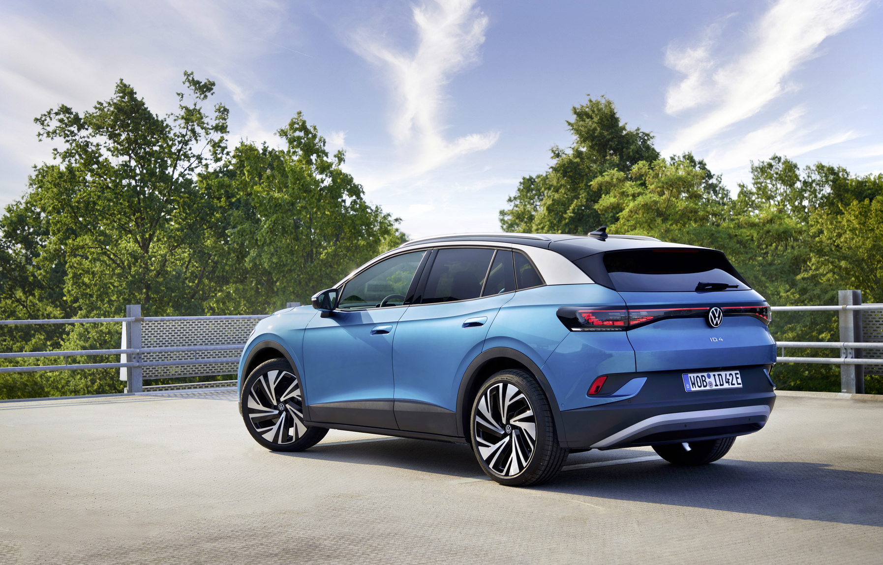Hele sinine Volkswagen ID 4